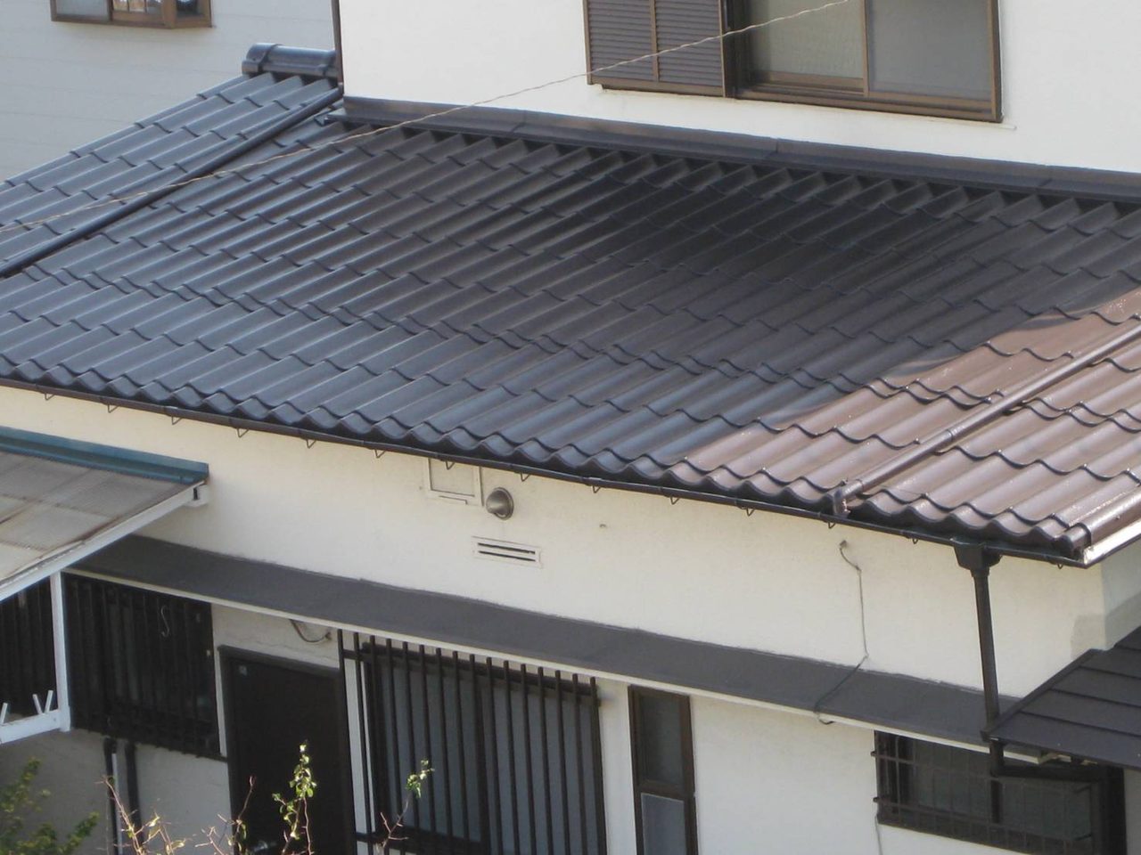 瓦屋根の塗装施工後（黒）