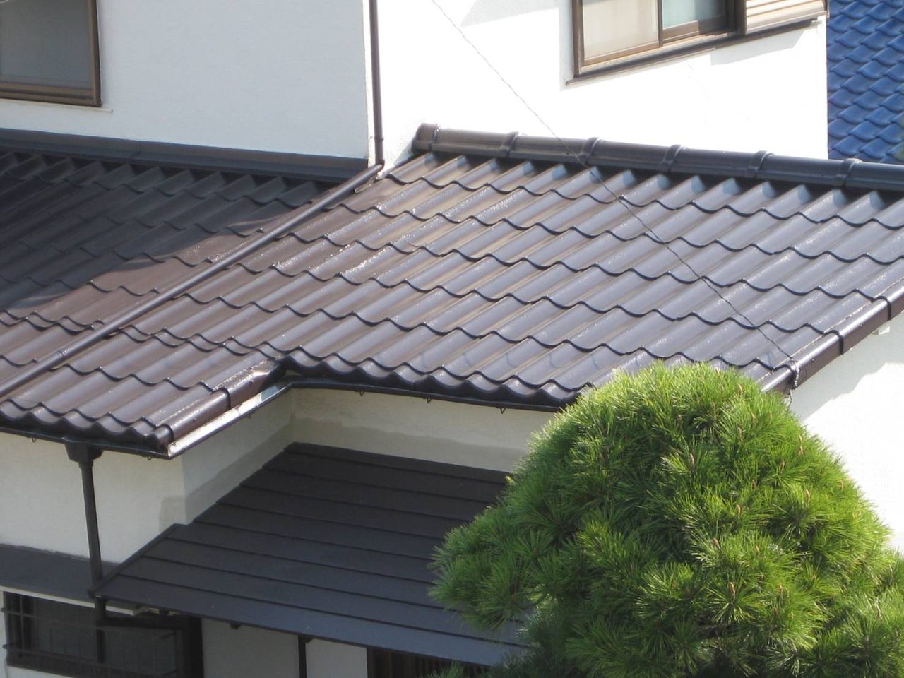 瓦屋根の塗装施工後（こげ茶）