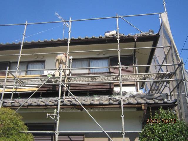 足場を組んだ屋根・外壁の改修工事現場